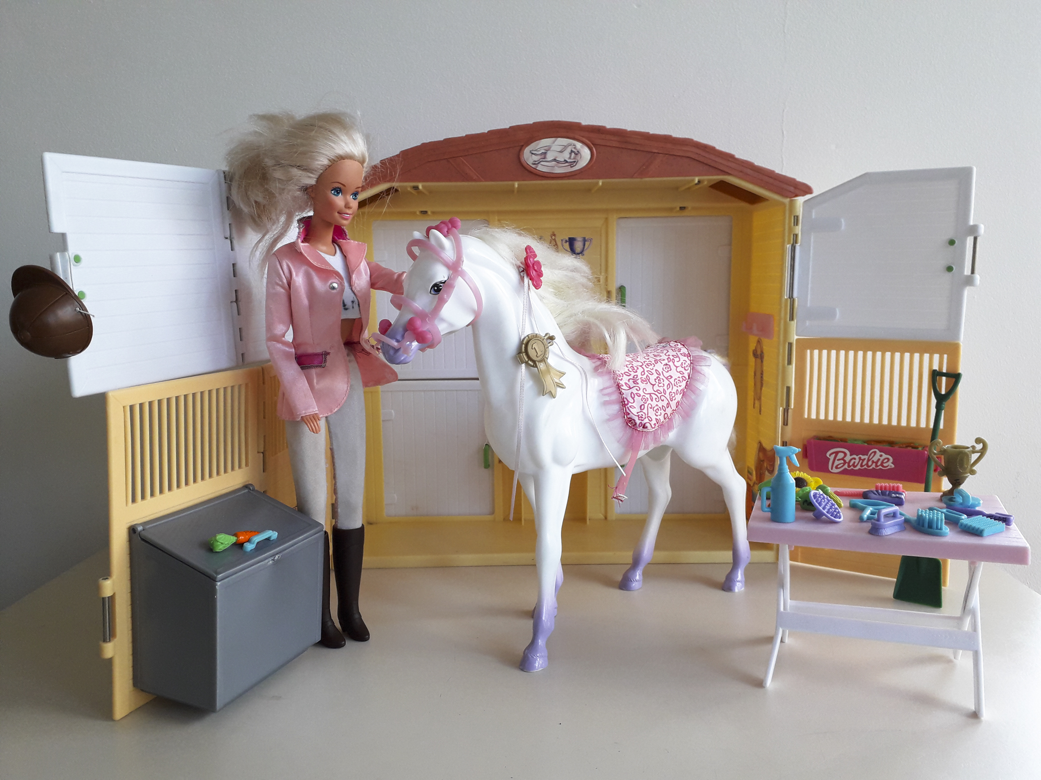 Figuur verhoging vrachtauto Barbie paardenstal - Speel-o-Theek Hillegom