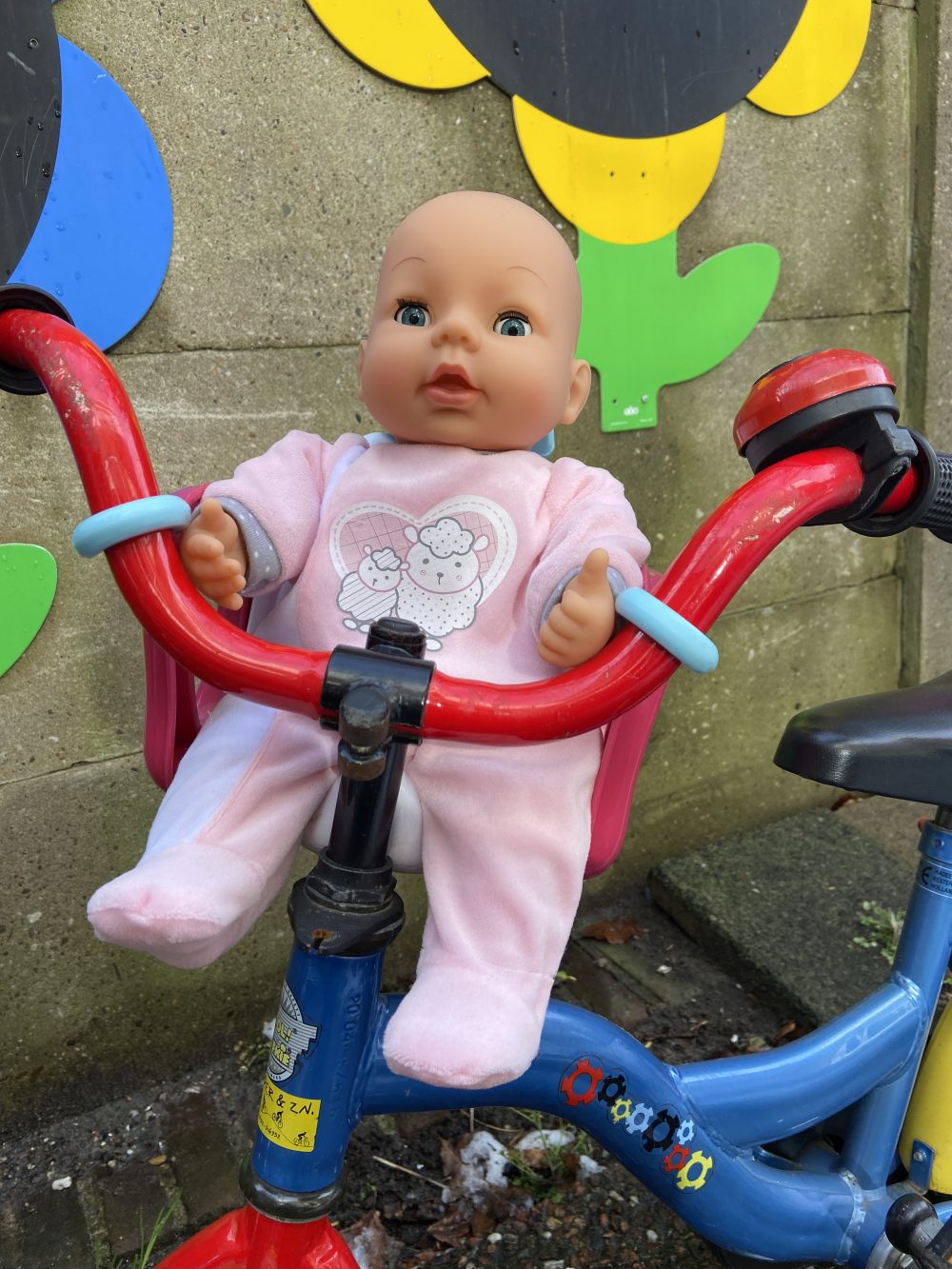 Babypop met fietsstoeltje